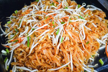 Kızarmış noodle ile fasulye filizi Tayland yemekleri heyecan / Pad Thai sokak gıda kızarmış şehriye heyecan pilav