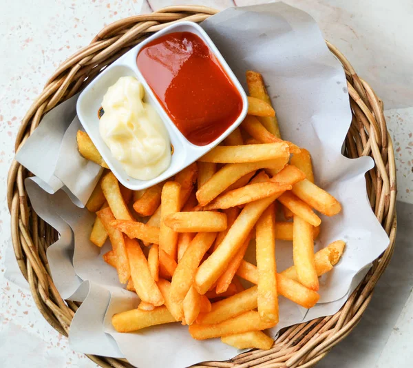 Batatas Fritas Cesto Com Creme Molho Tomate Batata Crocante Fresco — Fotografia de Stock