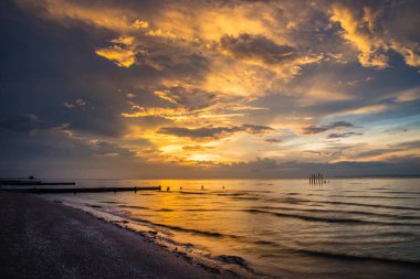 günbatımı plaj manzara bulutlar ve gökyüzü arka plan / güzel günbatımı deniz doğa okyanus alacakaranlık günbatımı gökyüzü yaz sezonu akşam yağışlı renkli dramatik şaşırtıcı bulut fırtına