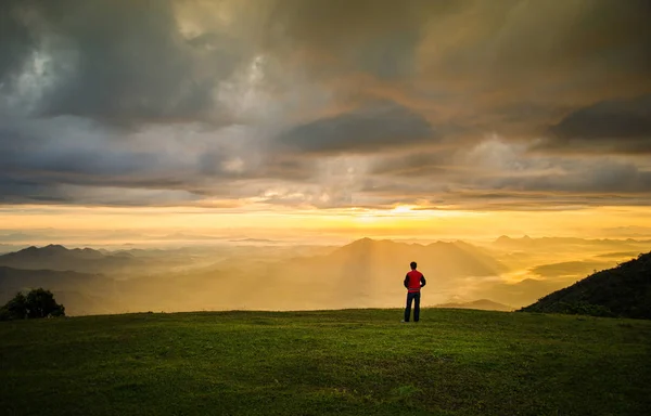 Homme Randonneur Réussi Sur Sommet Montagne Homme Debout Sur Colline — Photo