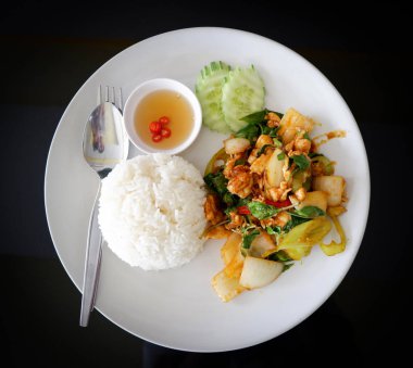 Fried Chicken biber ile pirinç plaka / kızarmış tavuk dilim yeşil biber biber soğan ve fesleğen yaprak salatalık ile karıştırın ve balık sosu biber masada - Tay gıda tarzı