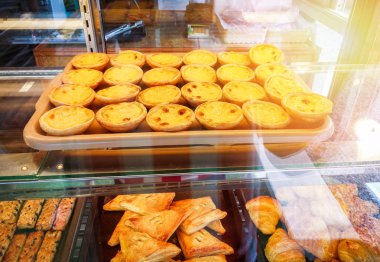 Yumurta tepsi üzerinde tart / tatlı lezzetli yumurta tart ve ananaslı pasta kek ve ekmek dükkan - yumurta kremalı tart vitrin cam