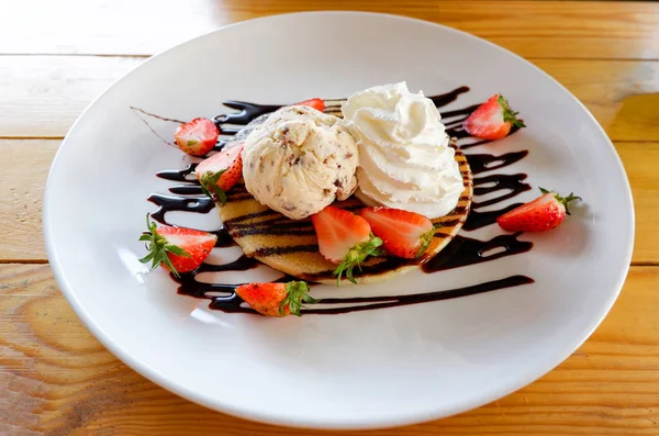 Strawberry Pannkaka Chocolate Chip Glass Läcker Dessert Färska Jordgubbar Frukt — Stockfoto