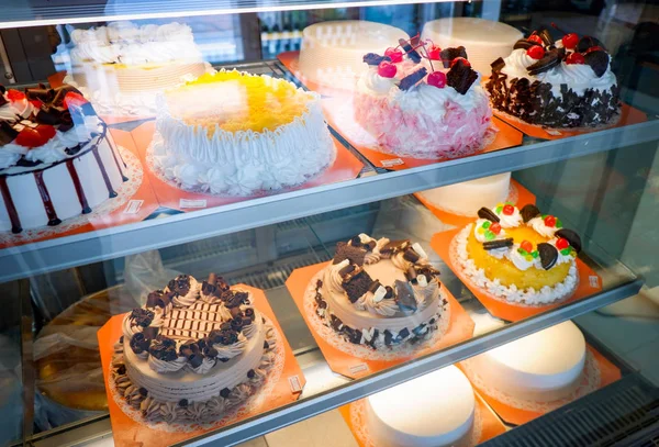 Değişik pasta vitrin / mağaza fırın börekçi - tatlılar çikolata ile vitrin, cam ekran içinde tepsi kek süt çilek meyve kek için Satılık pastane