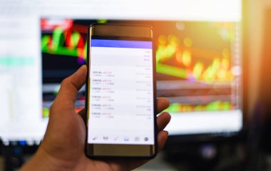 Mobil ekran üzerinde kurulu veri değişimi ticaret işadamı / forex çizelgeleri akıllı telefon - kolum ve hisse senedi grafiği grafik Exchange'de / para forex ticaret grafik grafik mali kavramı
