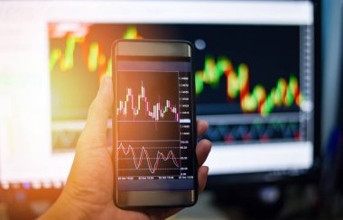 Mobil ekran üzerinde kurulu veri değişimi ticaret işadamı / forex çizelgeleri akıllı telefon - kolum ve hisse senedi grafiği grafik Exchange'de / para forex ticaret grafik grafik mali kavramı