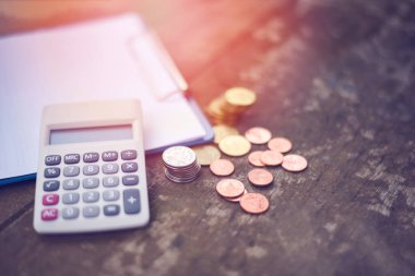 hesap makinesi para finans nesne iş kavramı muhasebe / eski ahşap arka plan üzerinde sikke para hesap makinesi ve notlar kağıt sayma 