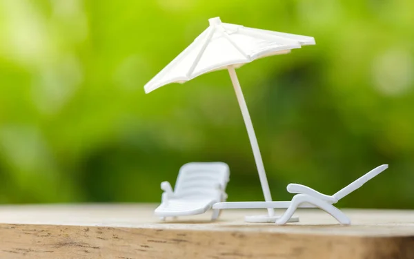 Verkaufsversicherungs Konzept Oder Plan Relax Urlaub Sonnenschirmschutz Auf Sitzbank Für — Stockfoto