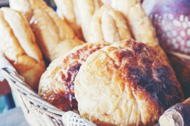 ekmek sepeti vintage tarzı renk / ekmek ve taze ekmek buns bir sepet içinde bir sürü kapatın 