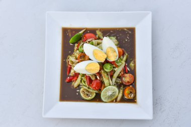 baharatlı salatalık salatası yumurta / Tay salatalık dilim mix malzemeyi garnitür bitki domates kireç ve haşlanmış yumurta pişirme plaka beyaz - geleneksel Tay baharatlı yiyecek stil 