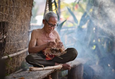 Asya hayat eski adam Amca Büyükbaba evde çalışma / Asya yaşlı adam yaşlı ciddi hayat kırsal insanlar Tayland kırsal kesimde yaşayan / örgü bambu sepet el sanatları
