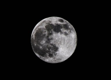 Ay karanlık gece gökyüzüne gerçek dolunayda siyah arka plan üzerine - seçici odak görüntü izole