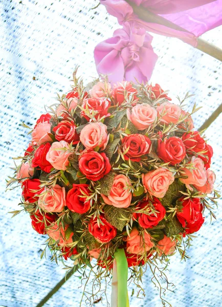 Ramo Flores Boda Colorido Ramo Rosas Flores Cuelgan Boda Aire —  Fotos de Stock