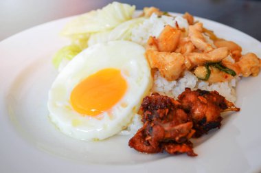 Kahvaltı yumurta kızarmış tavuk lahana sebze ve pirinç beyaz plaka üzerinde