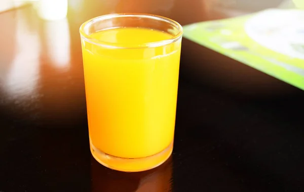 Jus Orange Dans Verre Sur Table Petit Déjeuner — Photo