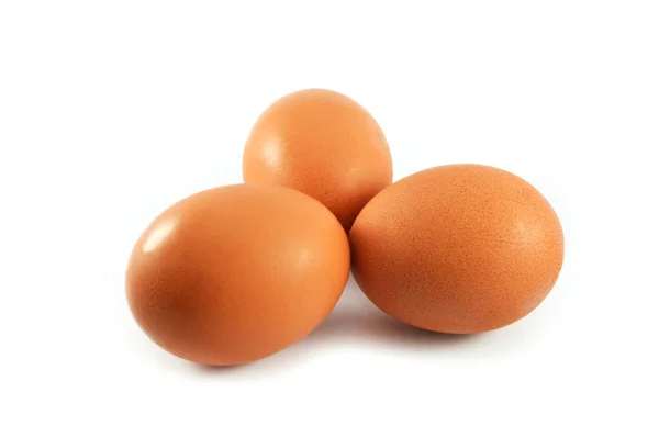 新鮮な卵 ファームから茶色の卵は白い背景の分離 — ストック写真