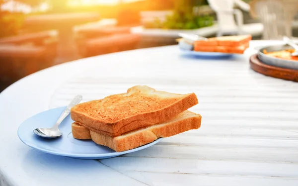 Café Manhã Pão Torrada Partes Prato Colher Chá Mesa — Fotografia de Stock