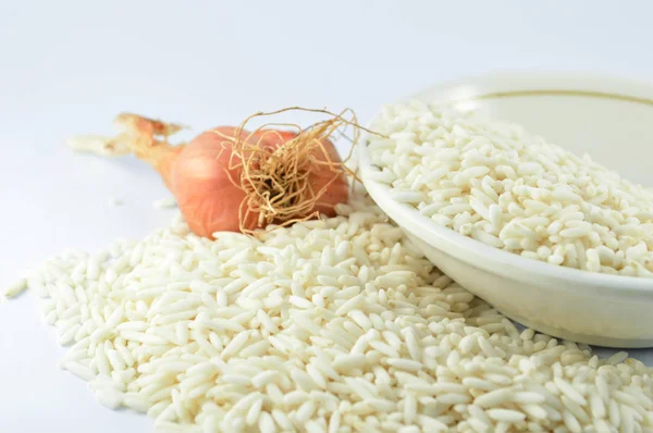 Rijst Beker Witte Achtergrond Rauwe Witte Rijst Sjalotten Voor Voedsel — Stockfoto