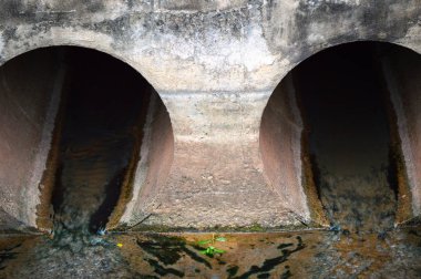Su drenaj Beton borular ile gitmek için nehir - su kirliliği