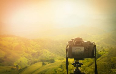 Dijital fotoğraf makinesi profesyonel / arka plan - dağ doğa manzaralı tripod üzerinde kamera çekim doğa fotoğraf çekmek