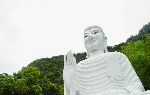 Fehér Buddha Szobor Nagy Buddha Szobor Hilltop Hegyi Háttér — Stock Fotó