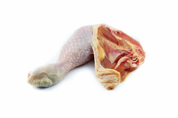 鶏モモ白い背景に分離された鶏の新鮮な生脚 — ストック写真