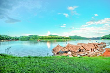 Manzara nehir gökyüzünün dağ ve bambu tekne-evi Sal hava taze parlak gökyüzü için yüzen sakin tatil zamanı / Huaykrating dönüm noktası: Loei Tayland At