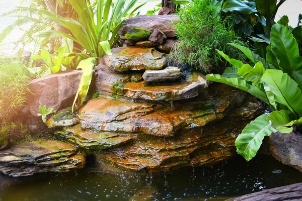 Kleiner Teich Mit Wasserfall Mustersteinen Und Pflanze Garten — Stockfoto