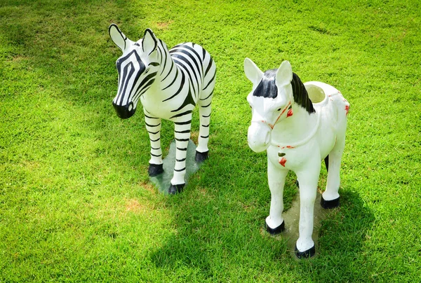 Standbeeld Wit Paard Een Zebra Tuin — Stockfoto