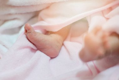 Bebeğim ayak / yenidoğan minik bebek ayakları yumuşak seçici odak