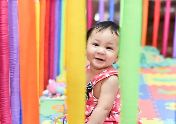 Bebê Sorridente Linda Menina Bonito Sorriso Rindo Playground Colorido Foco — Fotografia de Stock