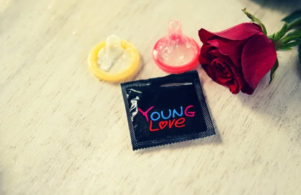 Preservativo Prevenir Gravidez Contracepção Valentine Sexo Seguro Conceito Amor Jovem — Fotografia de Stock