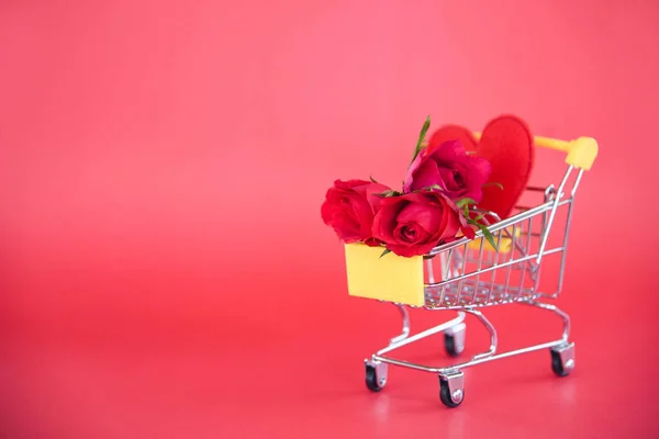 Valentines Dag Winkelen Rozen Bloeien Winkelwagen Vol Met Rood Hart — Stockfoto