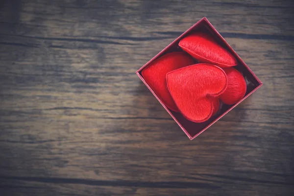 Kutu Sürpriz Hediye Kutusu Kırmızı Kalp Açık Kırmızı Mevcut Kutu — Stok fotoğraf