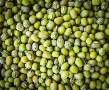 Mung fasulye arka plan / üstten görünüm mung fasulye tohumu doku arka planda seçici odak - Mung veya yeşil fasulye Mısır gevreği bütün tahıl gıda yüksek protein için Kapat