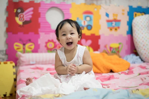 Ásia Bebê Feliz Cama Bebê Criança Rindo Rosto Abrir Sua — Fotografia de Stock