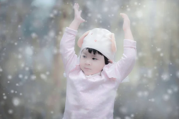Crianças Jogando Neve Menina Criança Feliz Jogando Inverno Com Neve — Fotografia de Stock