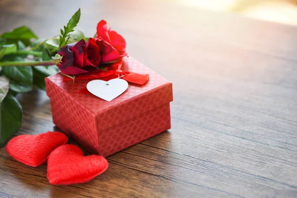 Caja Regalo San Valentín Concepto Amor Flores Caja Regalo Roja — Foto de Stock