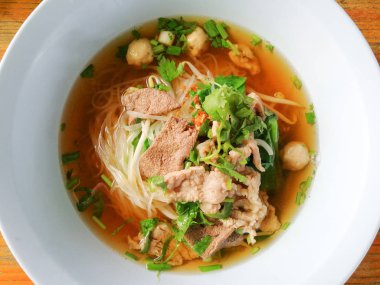 lezzetli makarna kase / pirinç Noodle çorba köfte karaciğer domuz eti güveç ve sebze kase geleneksel Tay ve Çin tarzı gıda Asya ile yakın çekim 