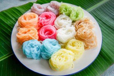 Gıda Tay Erişte Erişte / renkli pirinç şehriye erişte muz yaprak zemin üzerine beyaz tabakta / Tay tarzı yemek lezzetli ve güzel