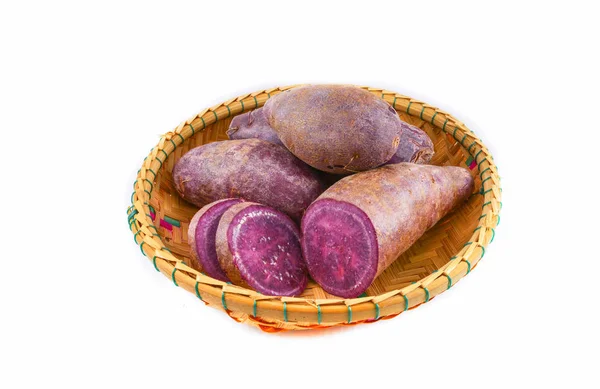 山芋紫分離 生紫甘い芋サツマイモ カット バスケット白い背景で隔離のスライス — ストック写真
