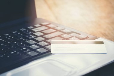 kredi kartı ve dizüstü kolay ödeme online alışveriş kavramı kullanarak / kredi ve banka kartı online ödeme elektronik kart klavye defter ahşap masa arka plan üzerinde alışveriş için