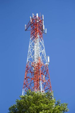 Telekomünikasyon kuleleri ile ve mavi gökyüzü parlak gün / kablosuz teknoloji iletişim uydu antenler kuleleri connect