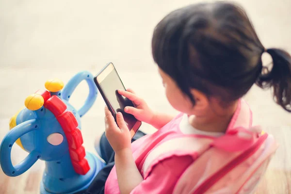 Kinderen Spelen Smartphone Kind Meisje Greep Telefoon Hand Kijken Naar — Stockfoto