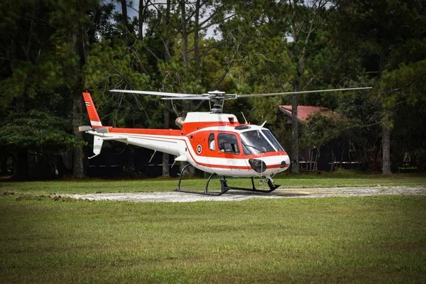 Orman Alanı Üzerinde Aşağı Uçan Helikopter Beyaz Kırmızı Sinek Helikopter — Stok fotoğraf