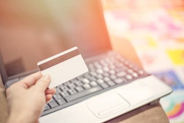 kredi kartı ve dizüstü kolay ödeme online kullanarak kavramı alışveriş / kredi kartı ve kartı elinde online ödeme elektronik kart klavye defter de alışveriş için Bankamatik 