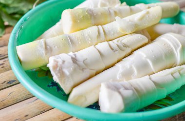 Bambu sürgün / taze bambu sürgünleri soyulmuş tepsisi hazır dilim yemek yemek için üzerinde 