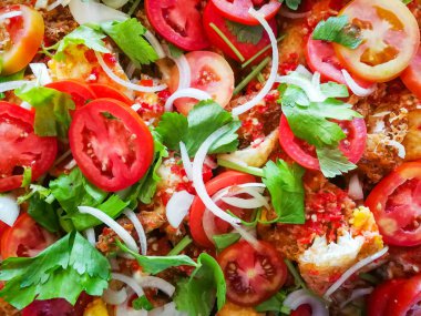 Domates salatası arka plan / kızarmış yumurta karışık sebze soğan kereviz ve taze domates salatası plaka üzerinde Kapat 