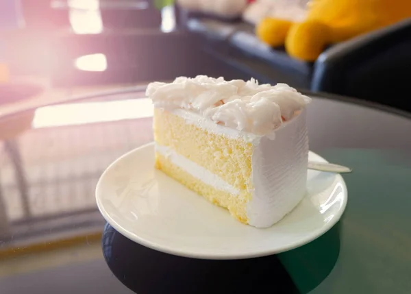 Cake Slice Cream Vanilla Cake Slise White Plate Кокосовый Торт — стоковое фото