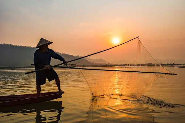 Fischer Auf Boot Fluss Sonnenuntergang Asien Fischernetz Auf Holzboot Wurfnetz — Stockfoto